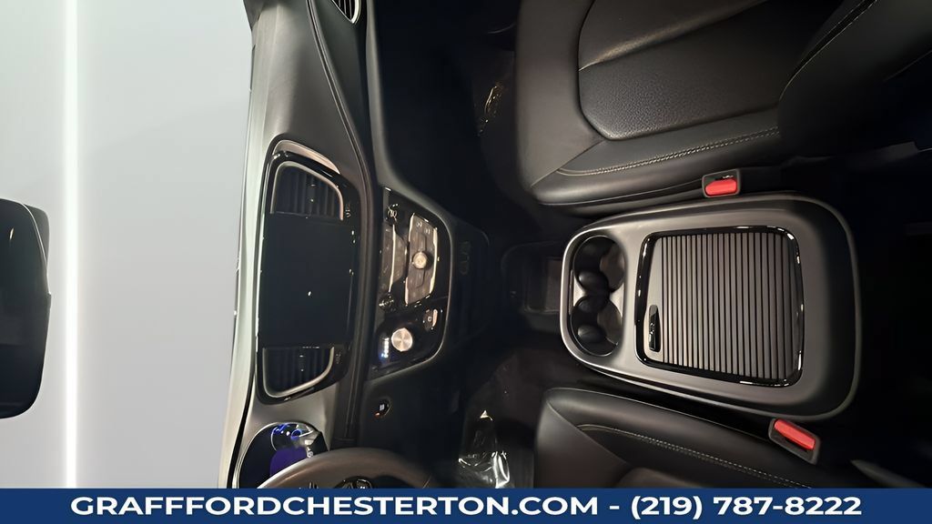 Used 2024 Chrysler Pacifica Limited FWD image 19