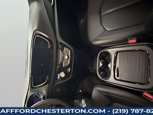 Used 2024 Chrysler Pacifica Limited FWD image 19