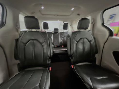 Used 2020 Chrysler Pacifica Limited FWD image 33