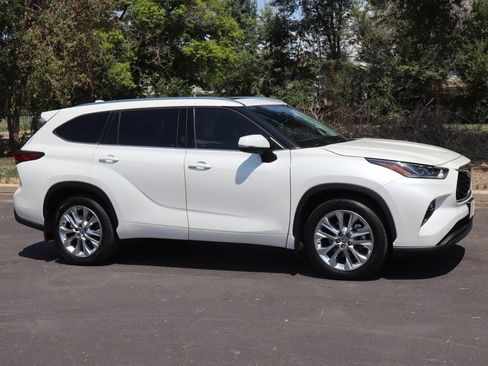 Used 2021 Toyota Highlander Limited AWD/4WD image 3