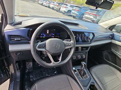 Certified 2022 Volkswagen Taos SE FWD image 15