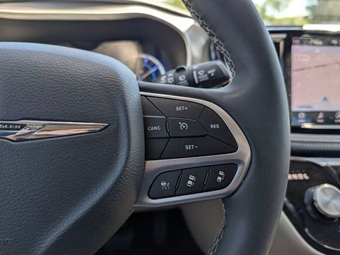 Used 2024 Chrysler Pacifica Limited FWD image 20