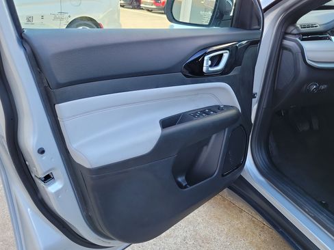 Used 2025 Jeep Compass Limited image 6