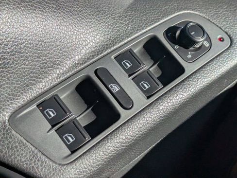 Used 2018 Volkswagen Tiguan Limited image 18