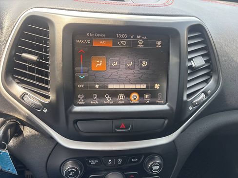 Used 2015 Jeep Cherokee Trailhawk AWD/4WD image 18