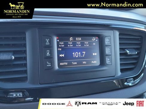 Used 2017 Chrysler Pacifica LX FWD image 9