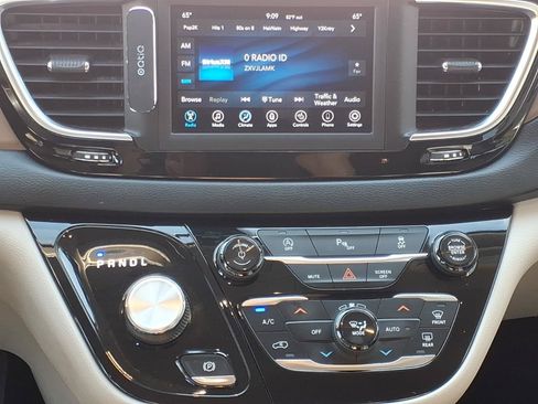 Used 2018 Chrysler Pacifica Touring-L FWD image 6