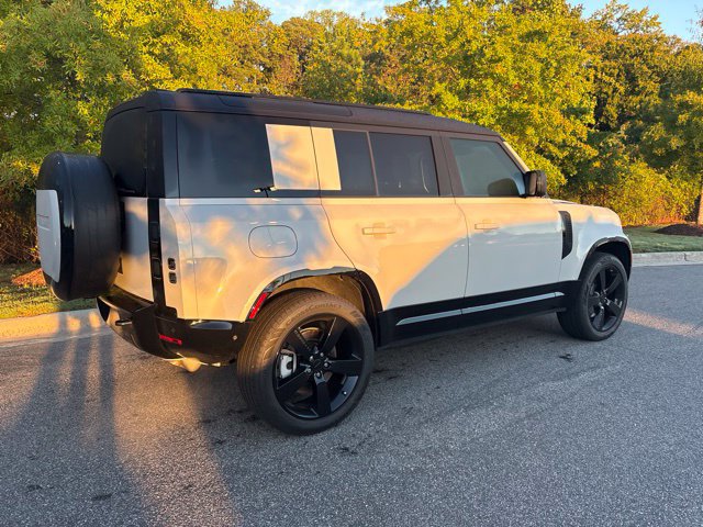 Used 2026 Land Rover Defender 110 X-Dynamic SE AWD/4WD image 2