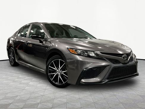 Used 2021 Toyota Camry SE FWD image 3