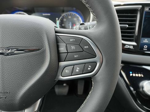 Used 2026 Chrysler Pacifica Select FWD image 32