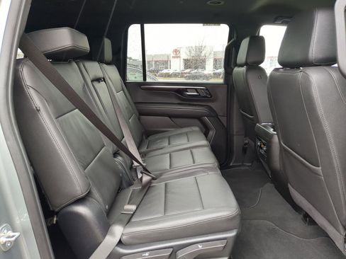 Used 2025 Chevrolet Suburban Z71 image 31