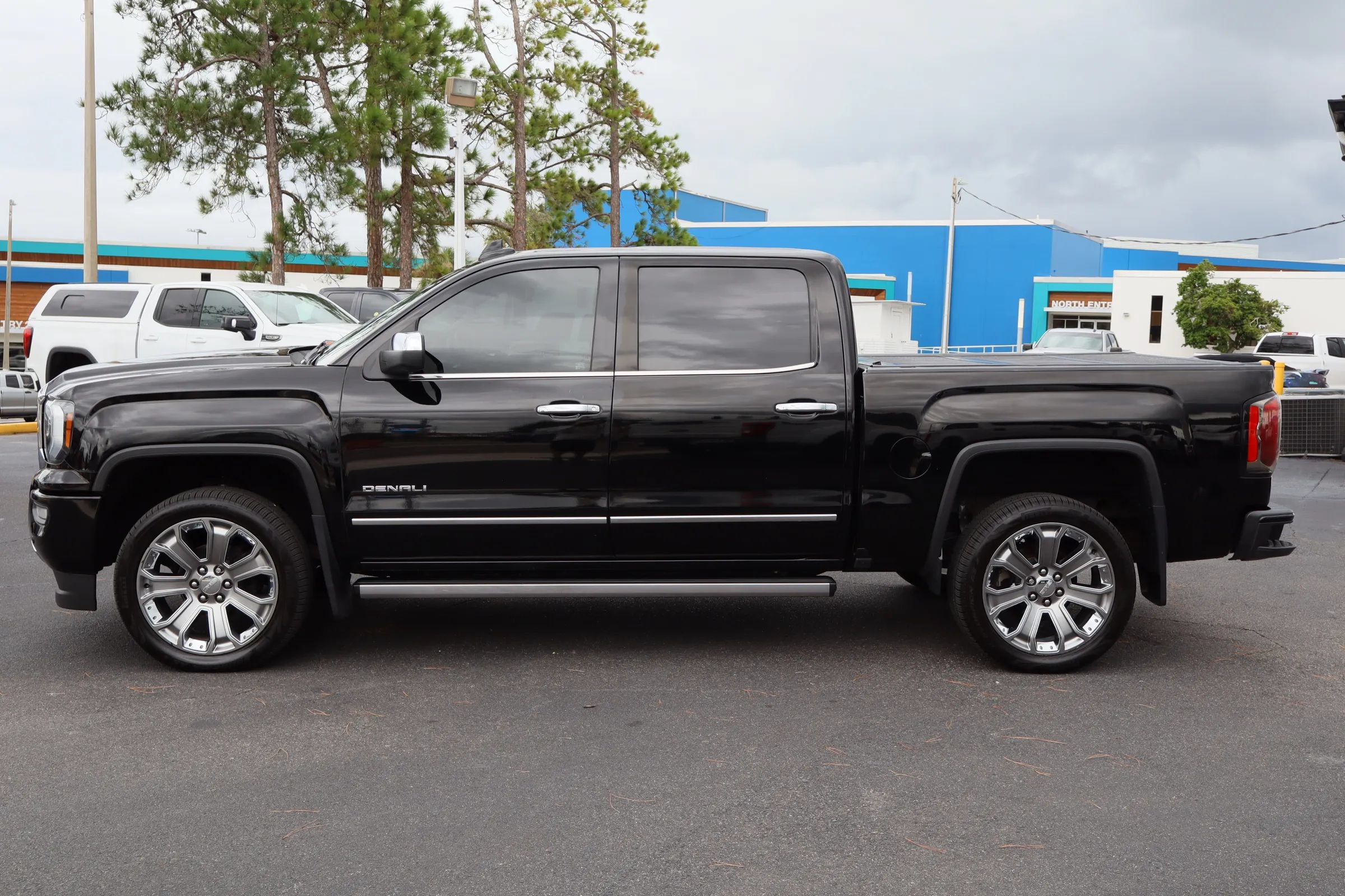 Used 2017 GMC Sierra 1500 Denali w/ Denali Ultimate Package AWD/4WD image 4