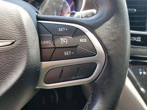 Used 2017 Chrysler Pacifica Touring-L w/ Tire & Wheel Group FWD image 21