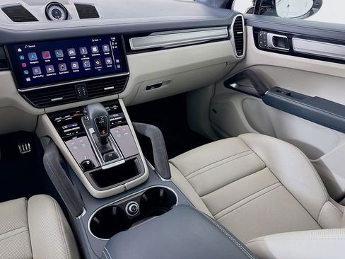 Certified 2022 Porsche Cayenne Turbo AWD/4WD image 28