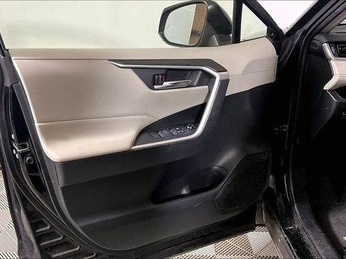 Used 2019 Toyota RAV4 XLE FWD image 18