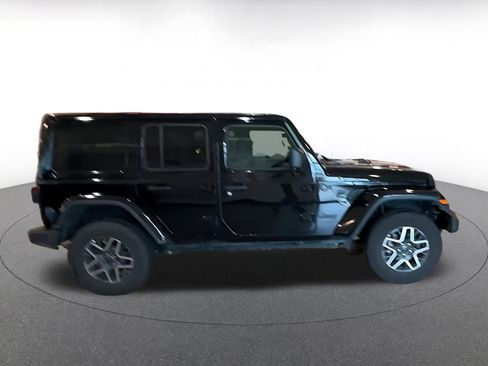 Used 2025 Jeep Wrangler Unlimited Sahara AWD/4WD image 11