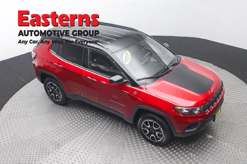 Used 2025 Jeep Compass Trailhawk AWD/4WD image 4