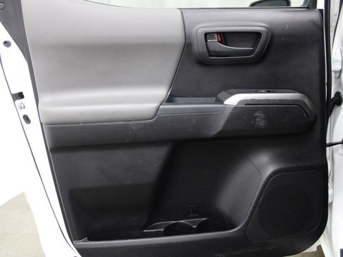 Used 2020 Toyota Tacoma SR5 AWD/4WD image 16