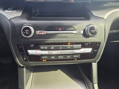 Used 2020 Ford Explorer XLT w/ Comfort Package image 18