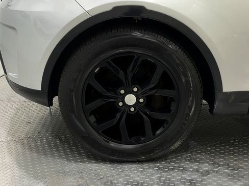 Used 2018 Land Rover Discovery SE image 38