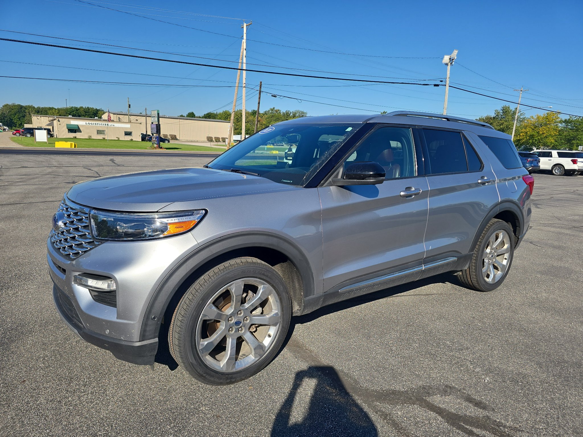 Used 2020 Ford Explorer Platinum w/ Premium Technology Package AWD/4WD image 2