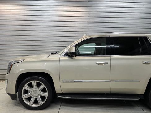 Used 2016 Cadillac Escalade Luxury AWD/4WD image 3