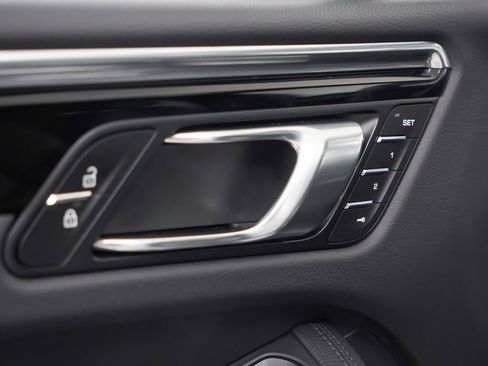 Certified 2025 Porsche Macan image 22