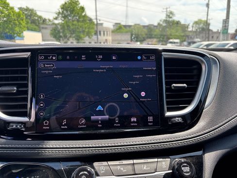 Used 2025 Chrysler Pacifica Limited FWD image 20