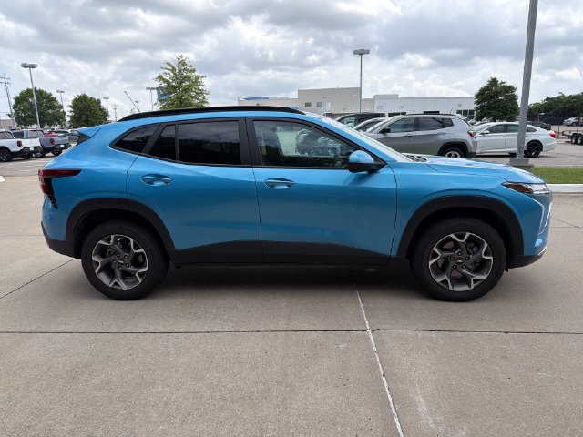Used 2025 Chevrolet Trax LT FWD image 9
