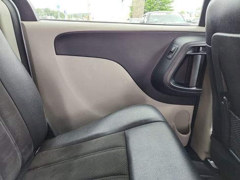 Used 2020 Dodge Grand Caravan SXT FWD image 23