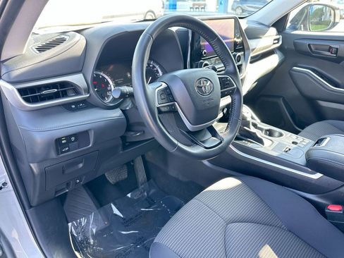 Used 2025 Toyota Highlander LE image 10