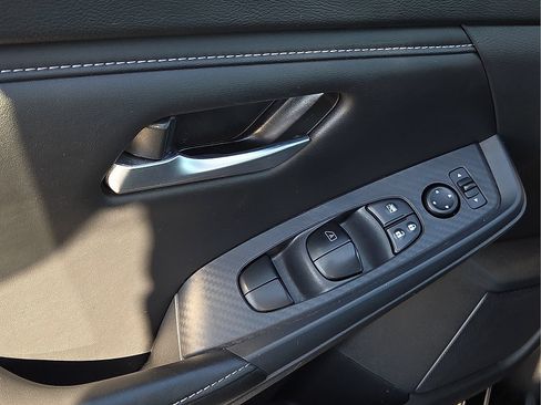 Used 2025 Nissan Sentra SV FWD image 13