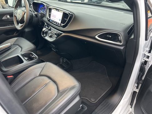Used 2025 Chrysler Pacifica Select image 39