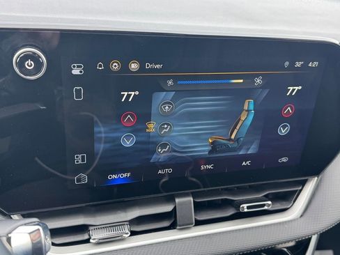 Used 2025 Chevrolet Equinox LT w/ Convenience Package II image 24