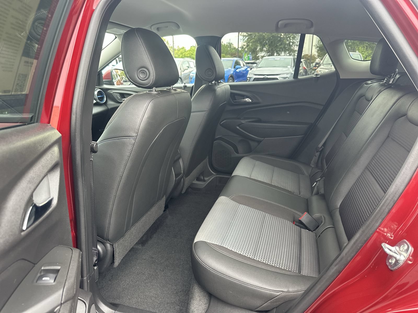 Used 2025 Chevrolet Trax LT w/ LT Convenience Package FWD image 31