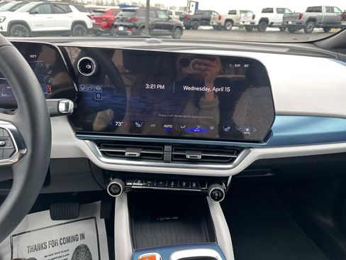 Used 2025 Chevrolet Equinox EV LT FWD image 21