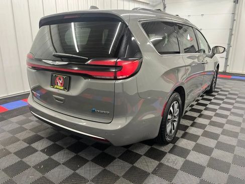 Used 2021 Chrysler Pacifica Touring-L FWD image 3