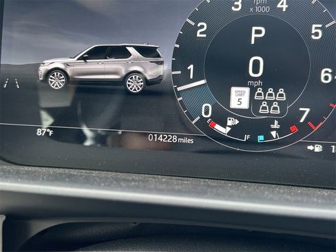 Used 2025 Land Rover Discovery S image 40