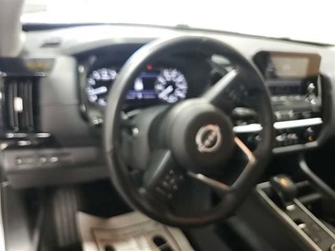 Used 2025 Nissan Pathfinder SV AWD/4WD image 2