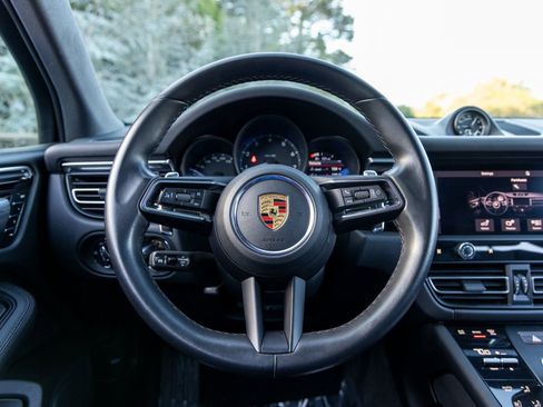 Certified 2023 Porsche Macan image 28