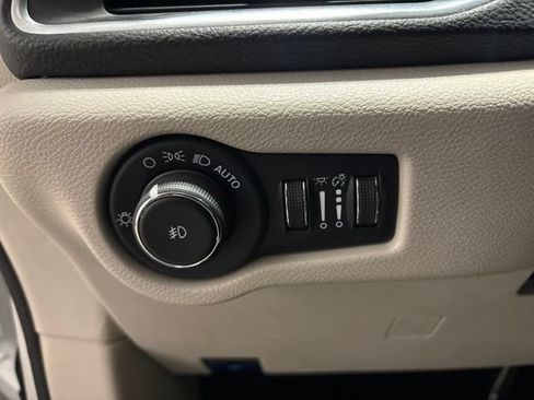 Used 2024 Chrysler Pacifica Limited FWD image 14