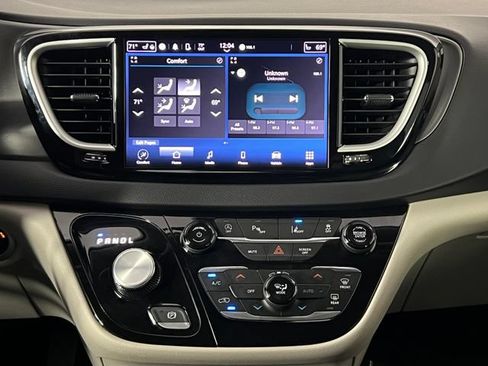 Used 2024 Chrysler Pacifica Touring-L FWD image 29