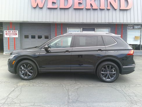 Used 2022 Volkswagen Tiguan SE AWD/4WD image 2