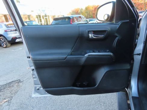 Used 2019 Toyota Tacoma TRD Sport image 17