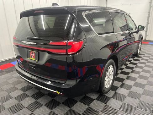 Used 2025 Chrysler Pacifica Select FWD image 3