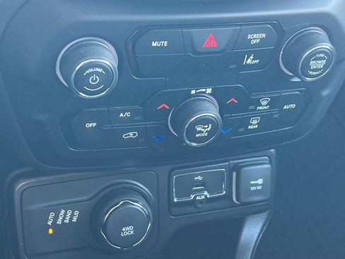 Used 2023 Jeep Renegade Latitude AWD/4WD image 22