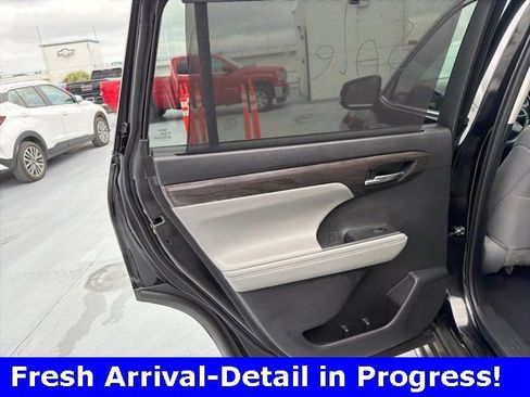 Used 2023 Toyota Highlander Limited image 15