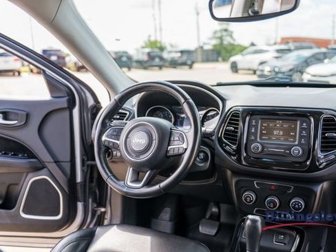 Used 2018 Jeep Compass Latitude FWD image 15