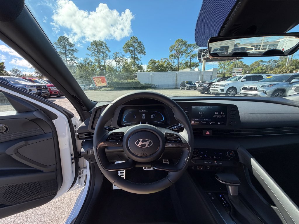 Used 2025 Hyundai Elantra Sport FWD image 9