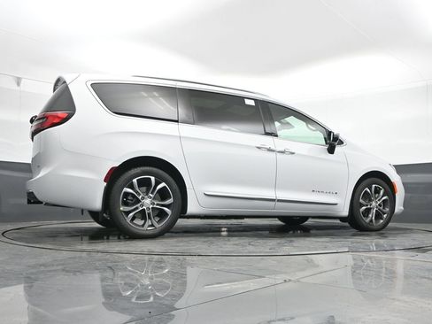 New 2026 Chrysler Pacifica Pinnacle w/ Trailer Tow Group AWD/4WD image 41